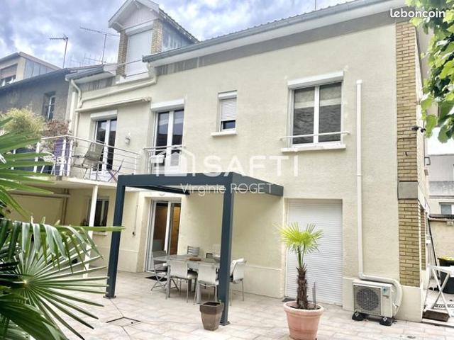 Propriété 6 pièces 200 m²