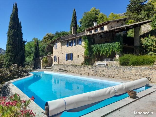 Propriété 6 pièces 201 m²