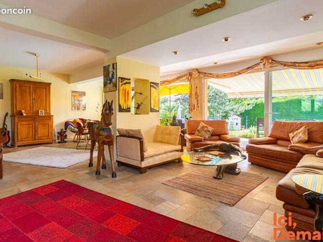 Propriété 6 pièces 201 m²
