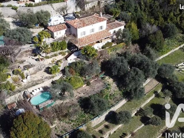 Propriété 6 pièces 214 m²