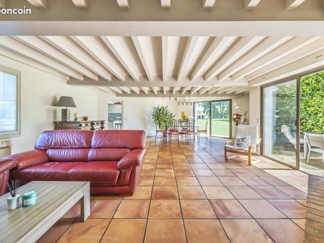Propriété 6 pièces 214 m²