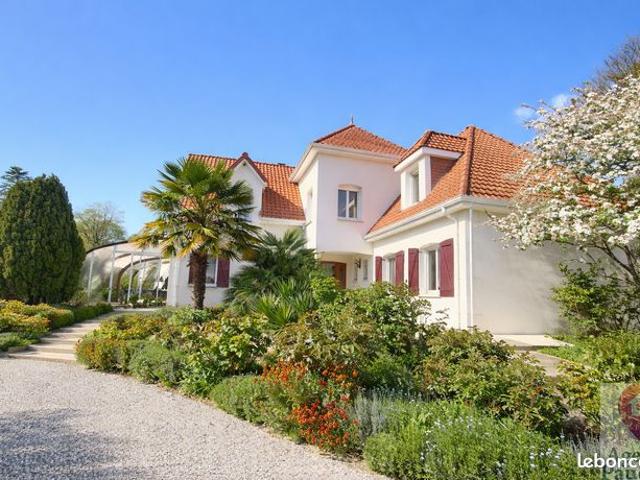 Propriété 6 pièces 215 m²