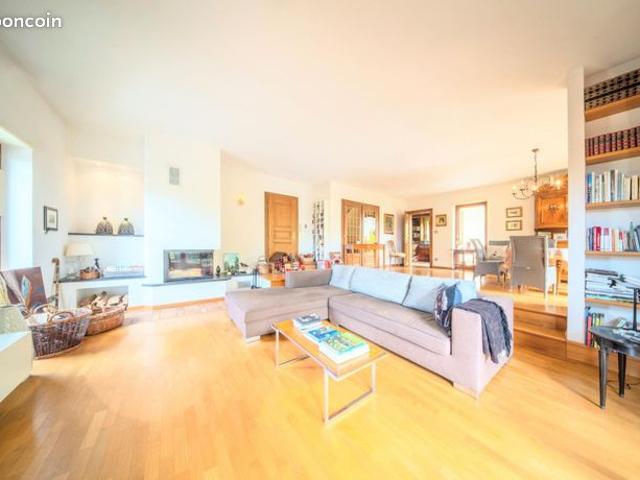 Propriété 6 pièces 218 m²