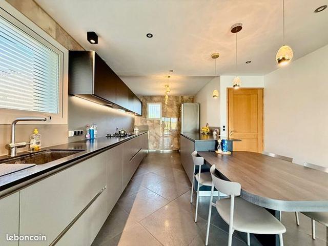 Propriété 6 pièces 212 m²
