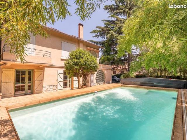 Propriété 6 pièces 228 m²