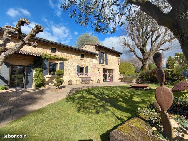 Propriété 6 pièces 220 m²