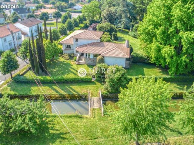 Propriété 6 pièces 236 m²