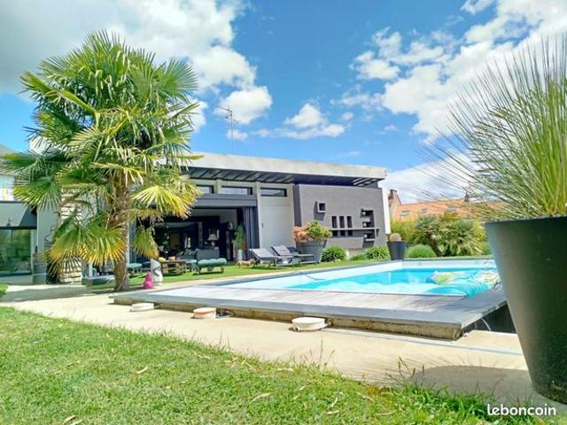 Propriété 6 pièces 236 m²