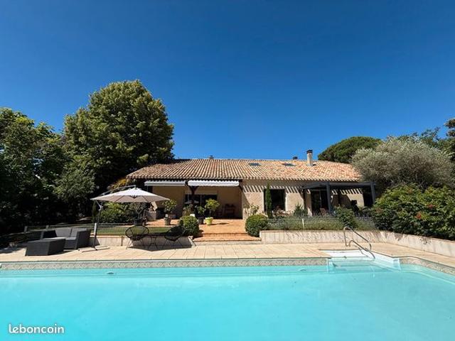 Propriété 6 pièces 236 m²