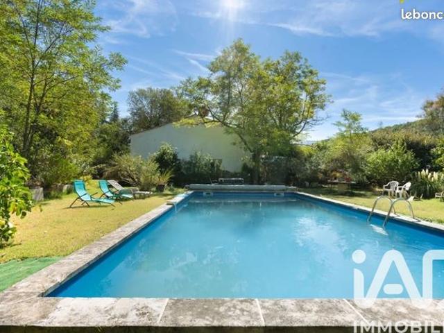 Propriété 6 pièces 239 m²