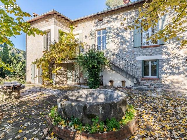 Propriété 6 pièces 230 m²