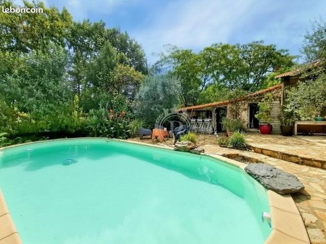 Propriété 6 pièces 230 m²