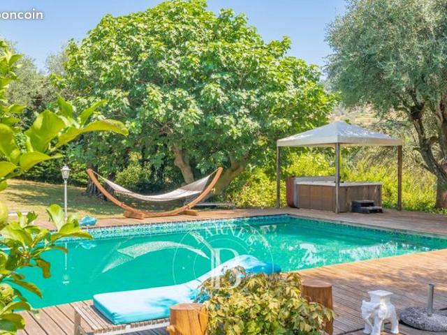Propriété 6 pièces 244 m²