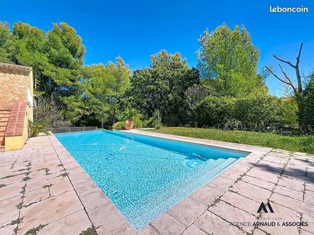 Propriété 6 pièces 245 m²
