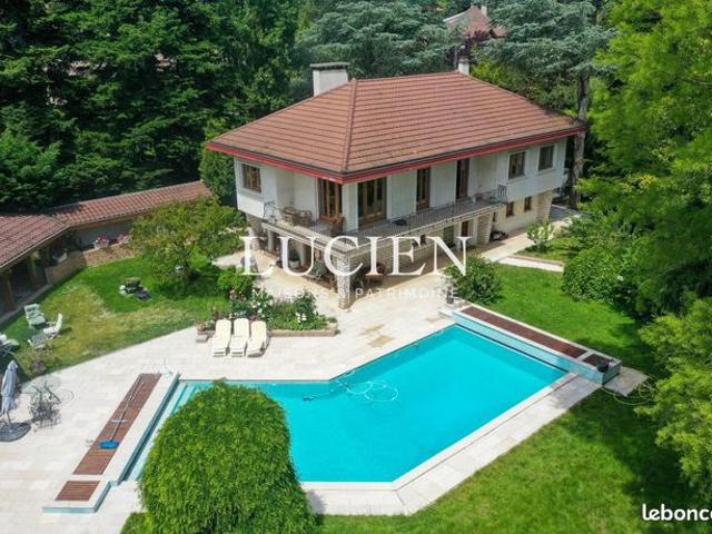 Propriété 6 pièces 245 m²