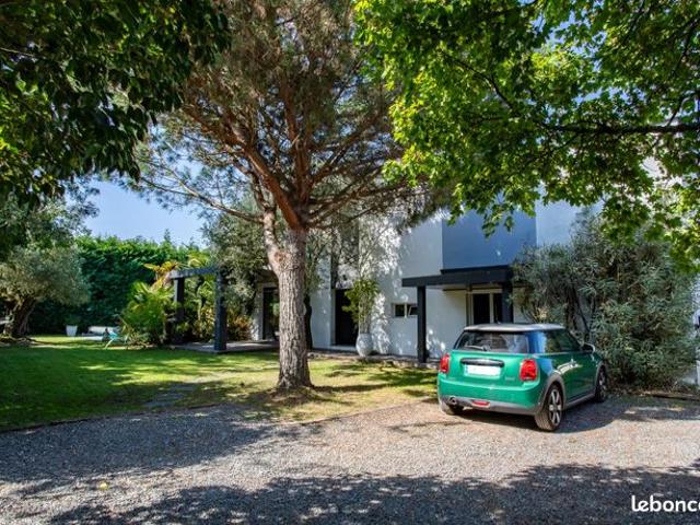 Propriété 6 pièces 240 m²