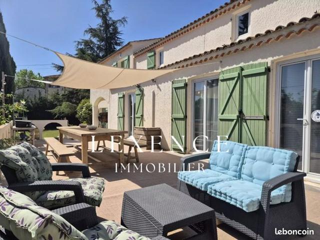 Propriété 6 pièces 240 m²