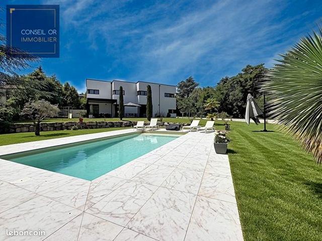 Propriété 6 pièces 240 m²