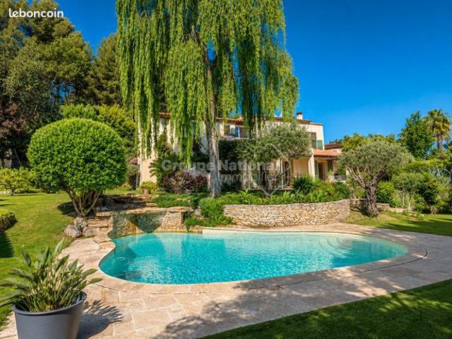 Propriété 6 pièces 241 m²