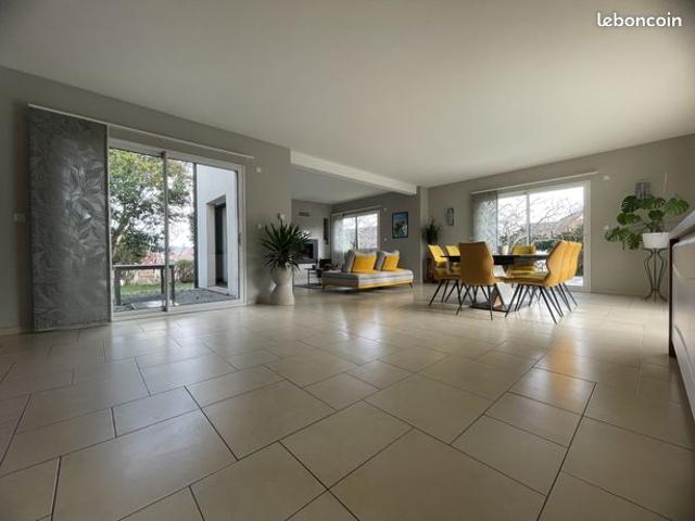 Propriété 6 pièces 255 m²