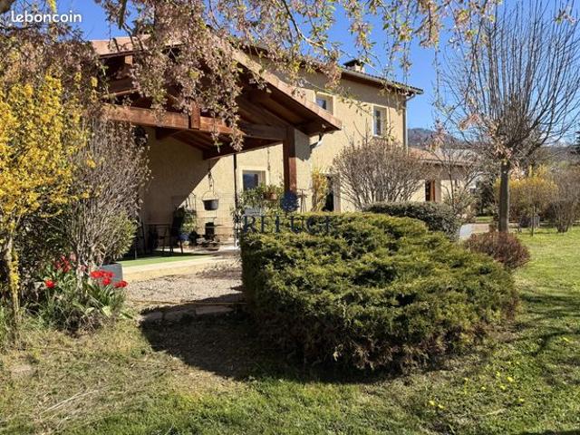 Propriété 6 pièces 256 m²