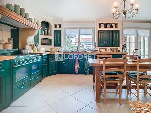 Propriété 6 pièces 273 m²