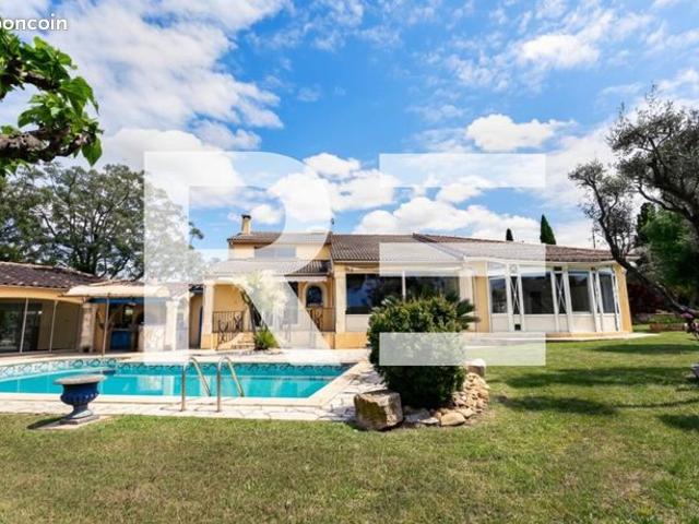 Propriété 6 pièces 318 m²