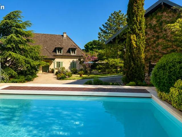 Propriété 6 pièces 318 m²