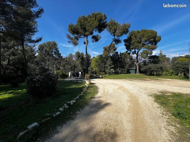 Propriété 6 pièces 394 m²