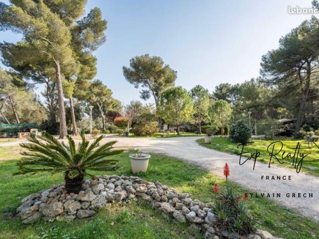 Propriété 6 pièces 394 m²