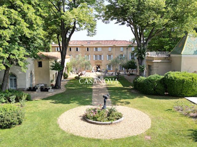 Propriété avec piscine et jardin