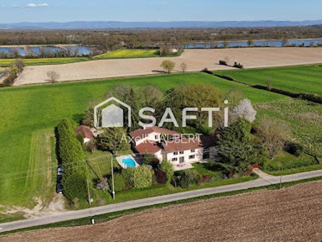 Propriété avec piscine et jardin
