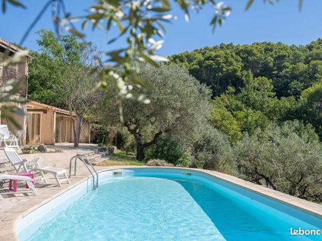 Propriété 8 pièces 150 m²