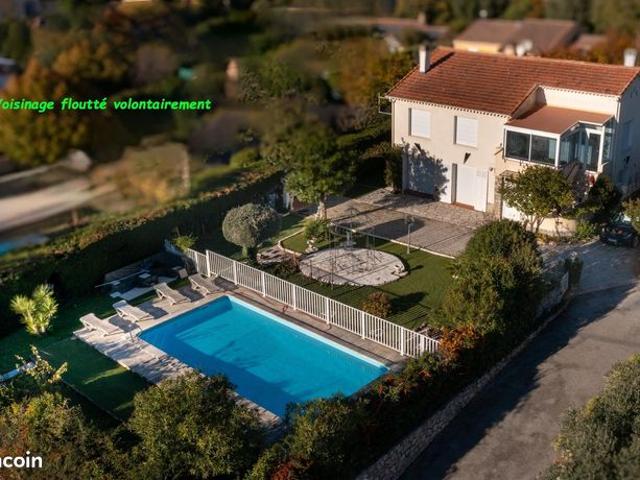Propriété 8 pièces 182 m²