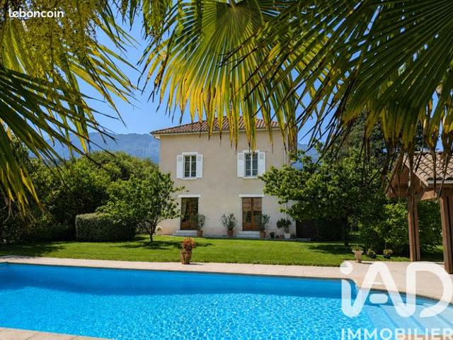 Propriété 8 pièces 196 m²