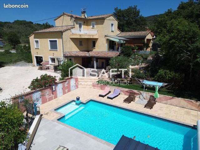 Propriété 8 pièces 199 m²
