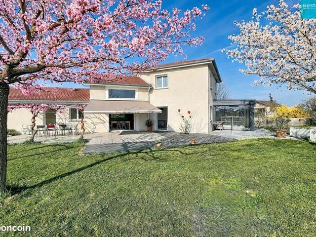 Propriété 8 pièces 203 m²