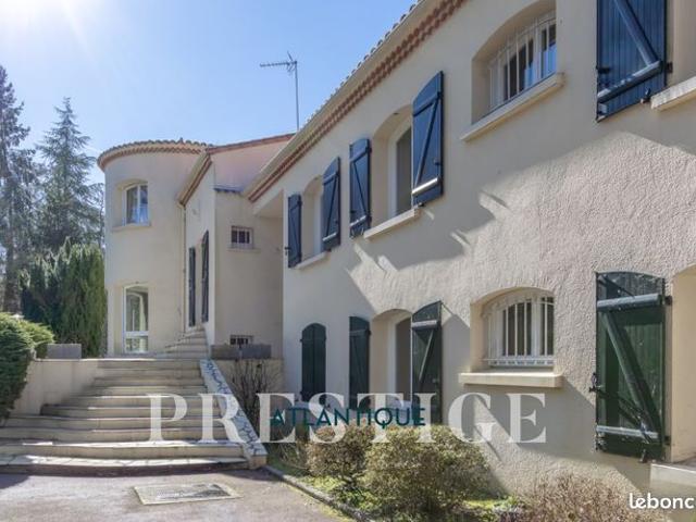 Propriété 8 pièces 216 m²