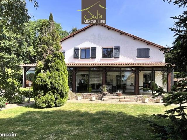 Propriété 8 pièces 216 m²