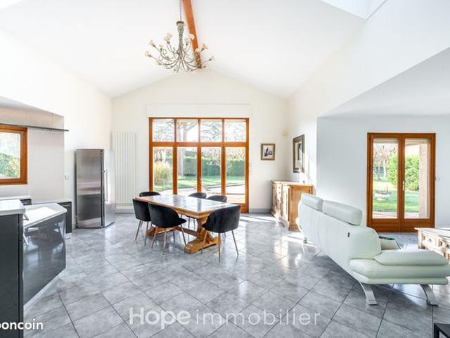 Propriété 8 pièces 217 m²
