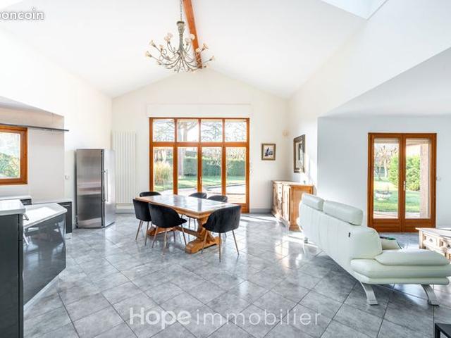Propriété 8 pièces 217 m²