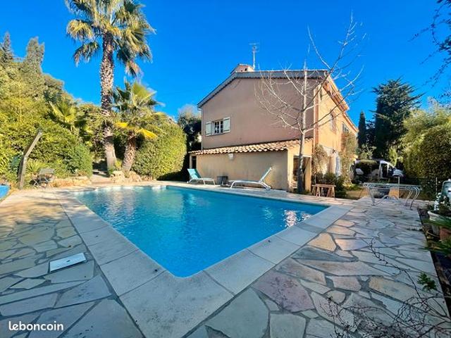 Propriété 8 pièces 218 m²