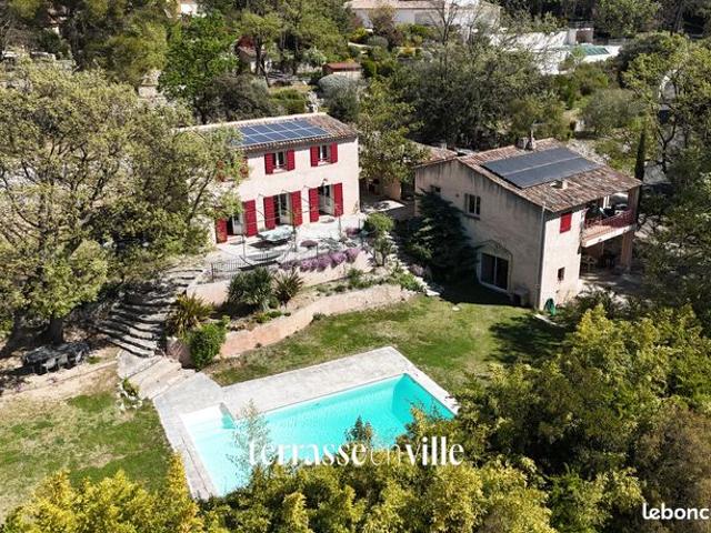 Propriété 8 pièces 220 m²