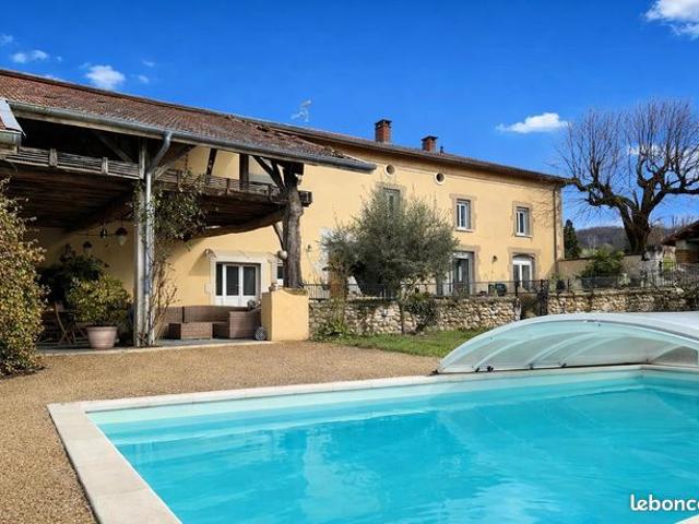 Propriété 8 pièces 235 m²