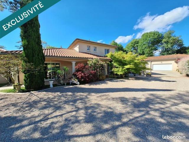 Propriété 8 pièces 236 m²
