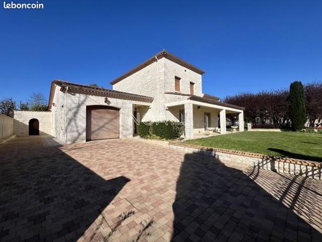 Propriété 8 pièces 230 m²