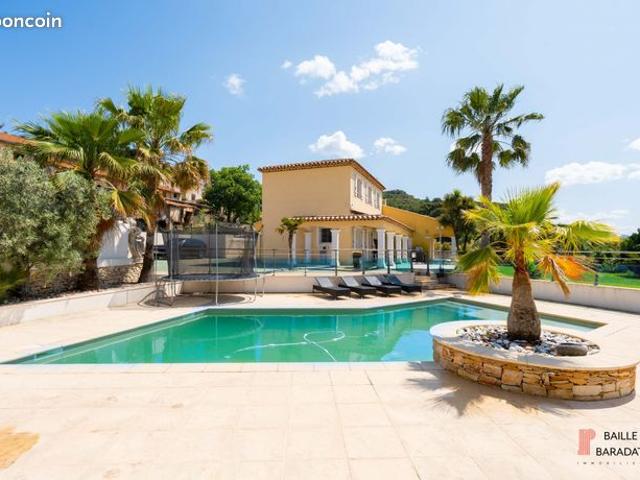 Propriété 8 pièces 230 m²