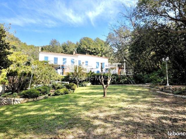 Propriété 8 pièces 230 m²