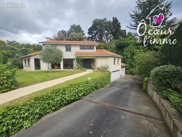 Propriété 8 pièces 231 m²