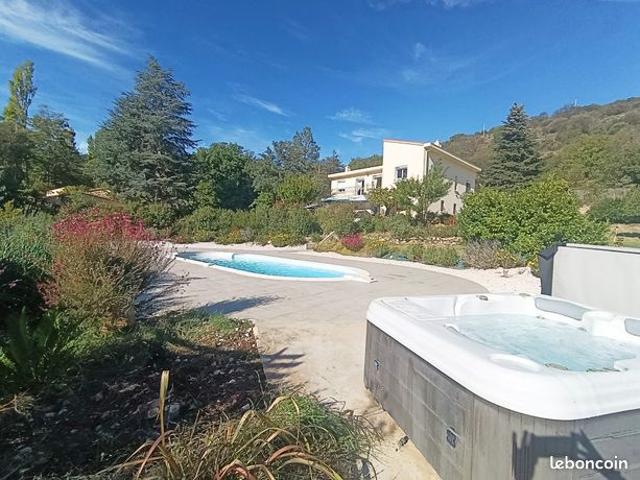 Propriété 8 pièces 247 m²